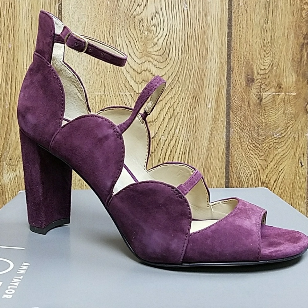 ANN TAYLOR- ASHTON SUEDE SCALLOPED PUMP